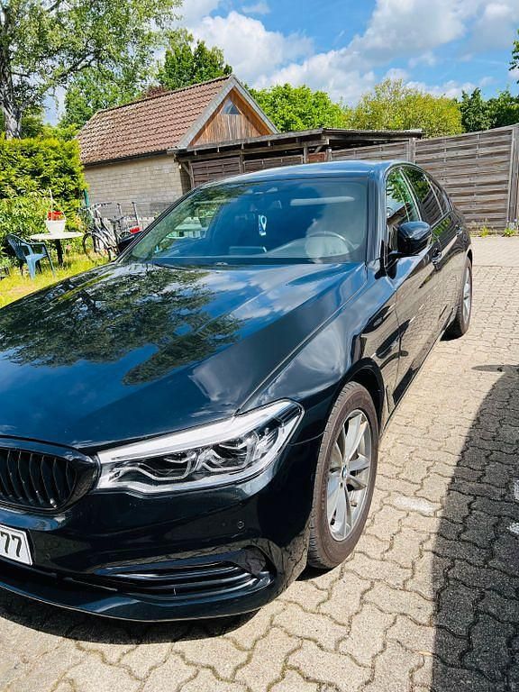 Schwarz Gebraucht 2017 BMW 520 Sport Line Limousine | 22.999 € (Etwas zu teuer) - Bild 1/4