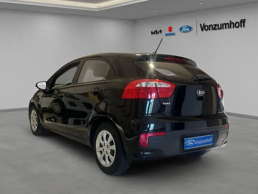Używany Kia Rio Attract 84 KM (61 kW) 2016 Czarny Hatchback