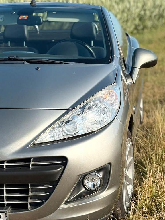 Grau Gebraucht 2010 Peugeot 207 CC Roland Garros Cabrio | 4.990 € (Etwas zu teuer) - Bild 1/4
