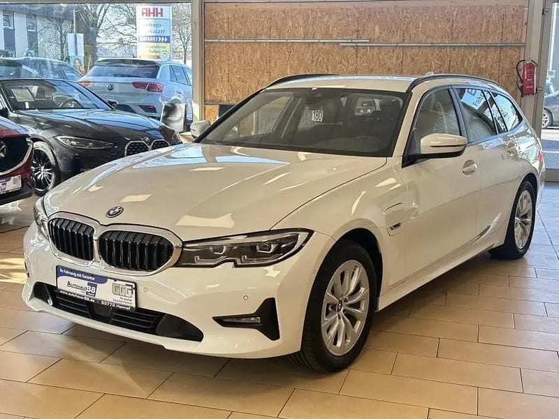 Weiß Gebraucht 2021 BMW 320 Advantage Kombi | 26.300 € (Guter Preis) - Bild 1/4