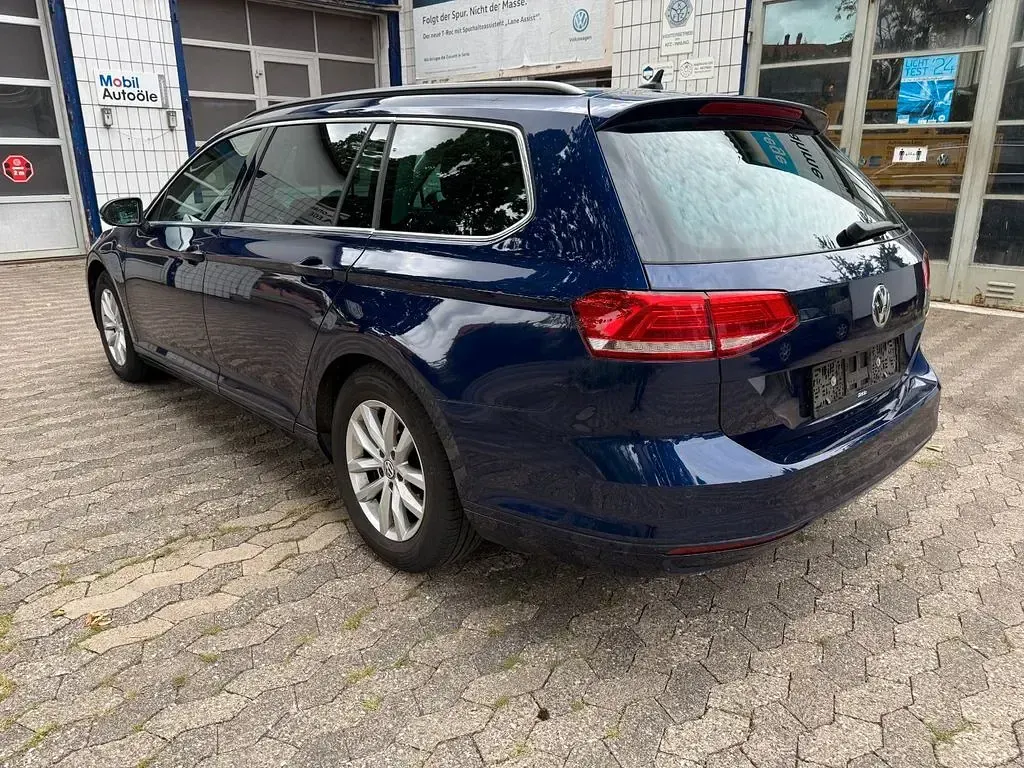 Gebraucht VW Passat Comfortline 120 PS (88 kW) 2018 Blau Kombi