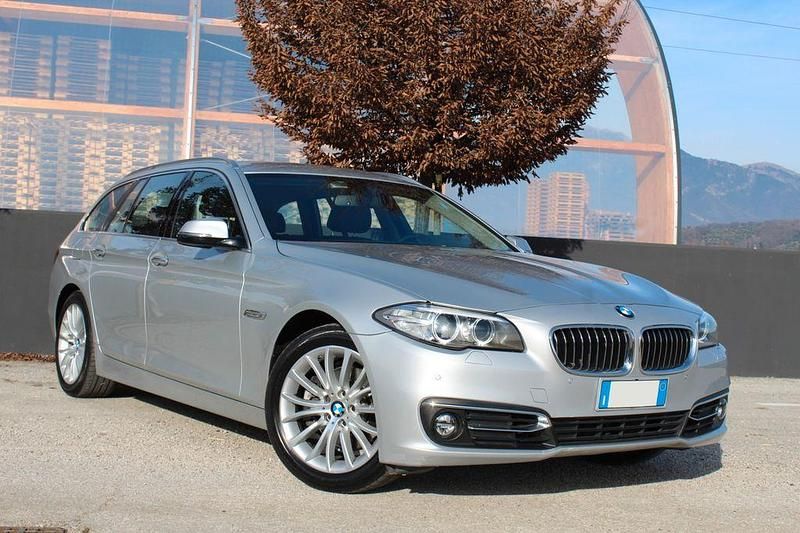 Silber Gebraucht 2015 BMW 520 Luxury Line Limousine | 11.800 € (Guter Preis) - Bild 1/4