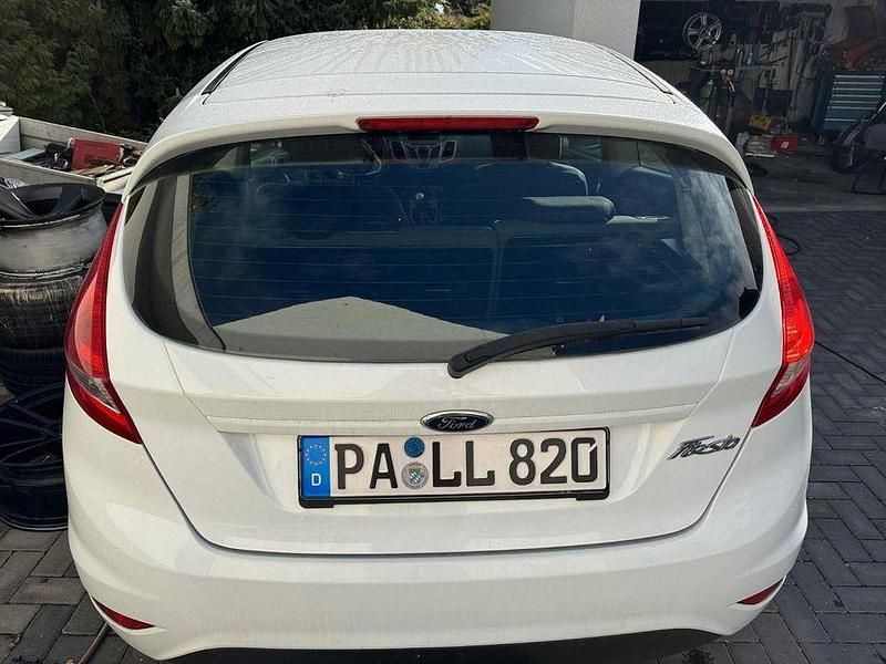 Gebraucht Ford Fiesta Ambiente 60 PS (44 kW) 2011 Weiß Kleinwagen