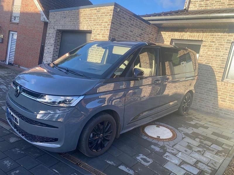 Gebraucht VW Multivan Edition 150 PS (110 kW) 2023 Grau Van