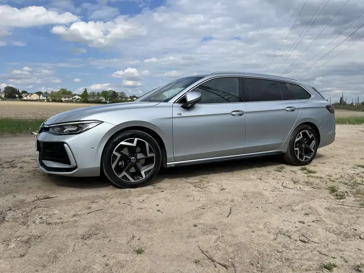 Gebraucht VW Passat R-line 150 PS (110 kW) 2024 Silber Kombi