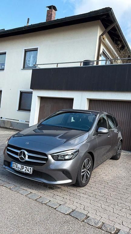 Gebraucht Mercedes B200 150 PS (110 kW) 2019 Grau Van / Kleinbus