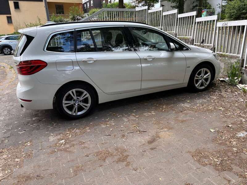 Weiß Gebraucht 2015 BMW 220 Gran Tourer Sport Line Van / Kleinbus | 17.999 € (Fairer Preis) - Bild 1/4