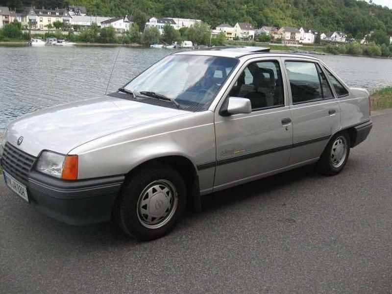 Silber Gebraucht 1988 Opel Kadett Limousine | 3.300 € - Bild 1/4