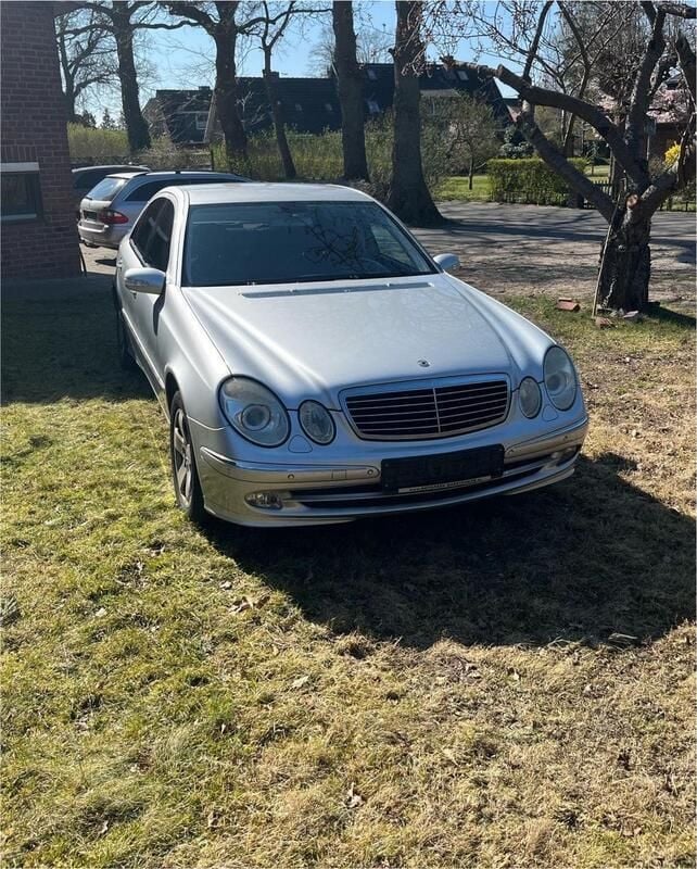 Silber Gebraucht 2005 Mercedes E320 Avantgarde Limousine | 3.700 € (Superpreis) - Bild 1/4