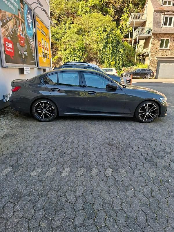 Grau Gebraucht 2021 BMW 320 M Sport Limousine | 30.500 € (Superpreis) - Bild 1/4