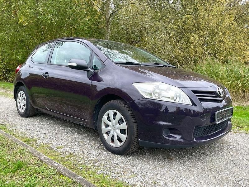 Violet Gebraucht 2010 Toyota Auris Kleinwagen | 3.990 € (Guter Preis) - Bild 1/4