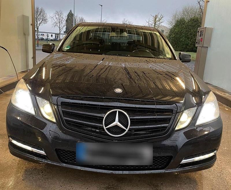 Gebraucht Mercedes E220 Elegance 170 PS (125 kW) 2010 Schwarz Limousine