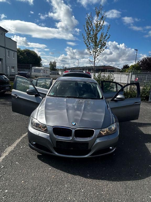 Grau Gebraucht 2009 BMW 318 Limousine | 5.900 € (Fairer Preis) - Bild 1/4