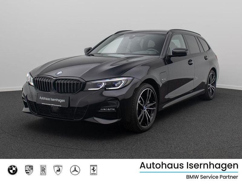 Saphirschwarz475 Gebraucht 2022 BMW 330e M Sport Kombi | 35.999 € (Fairer Preis) - Bild 1/4