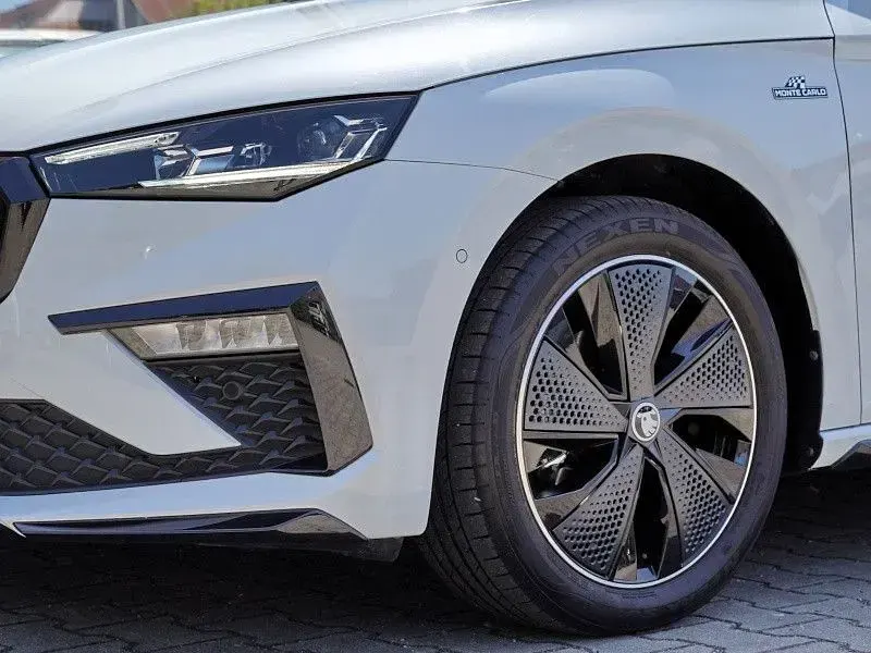 Gebraucht Skoda Scala Monte Carlo 150 PS (110 kW) 2025 Bila moon/moon white Kleinwagen