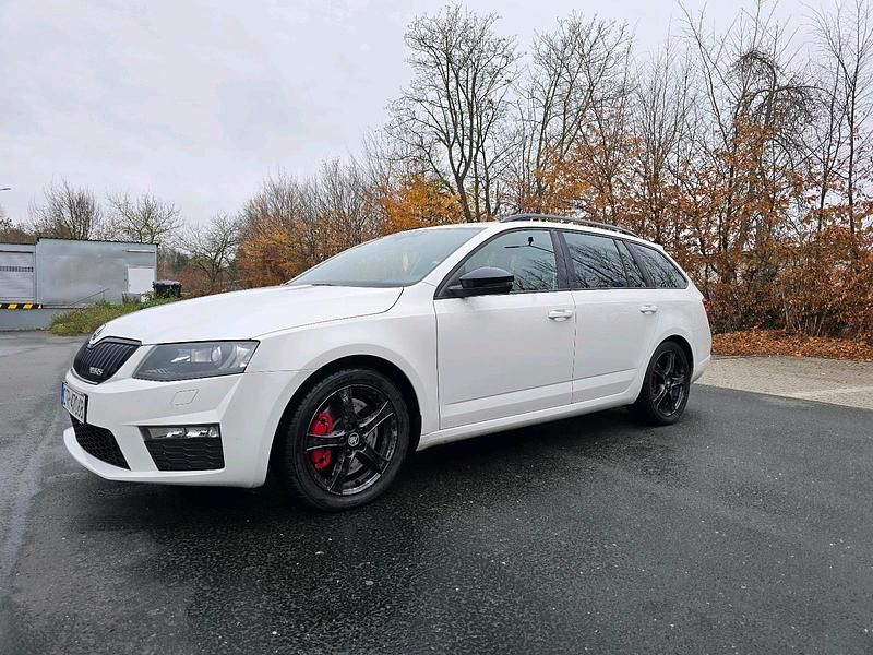 Weiß Gebraucht 2025 Skoda Octavia RS Kombi | 11.500 € - Bild 1/4