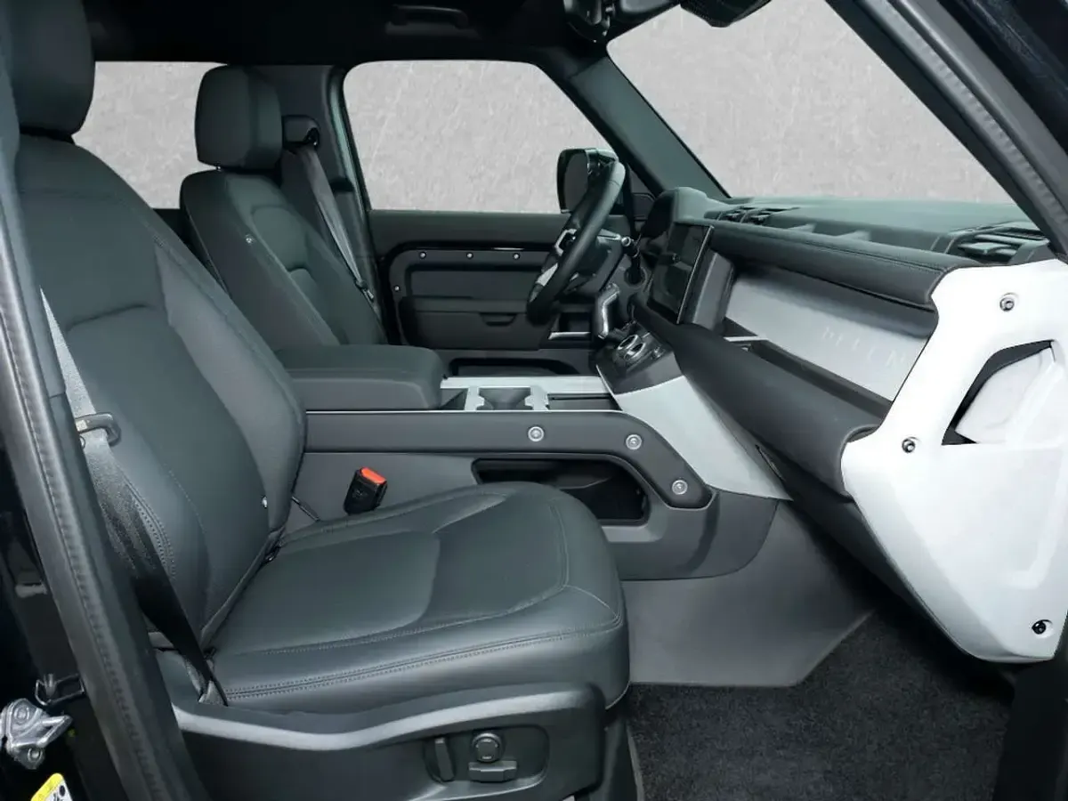 Gebraucht Land Rover Defender SE Dynamic 300 PS (220 kW) 2025 Schwarz SUV