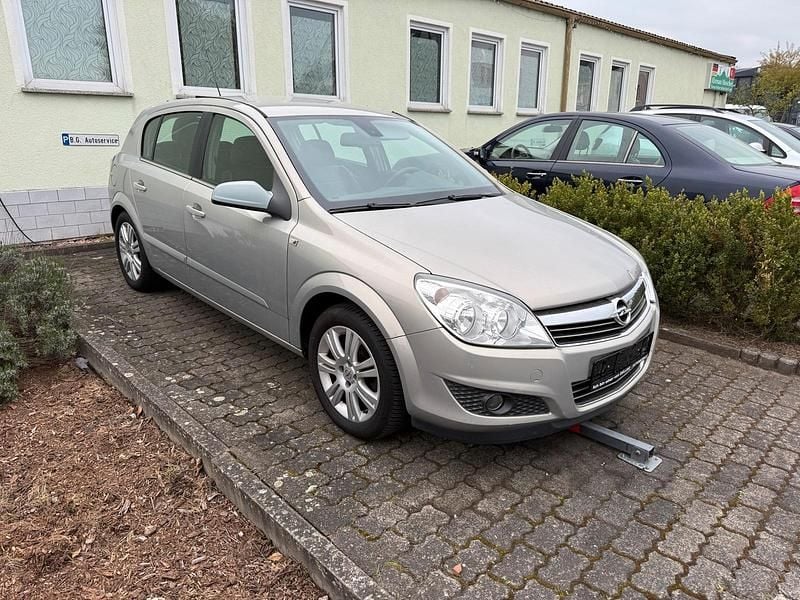 Używany Opel Astra 105 KM (77 kW) 2007 Szary Sedan/Limuzyna