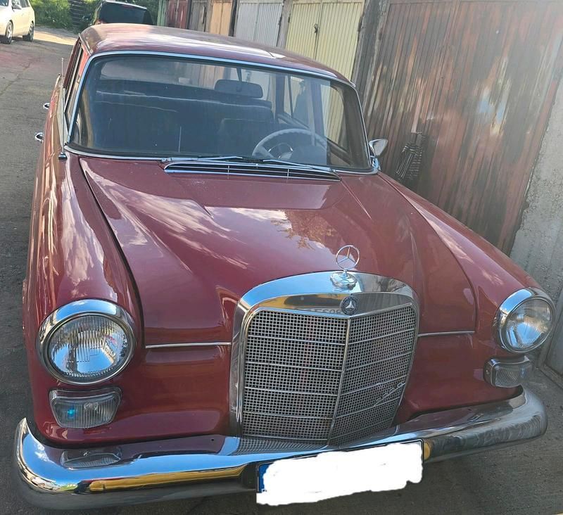 Rot Gebraucht 1962 Mercedes 200 Limousine | 14.500 € - Bild 1/4