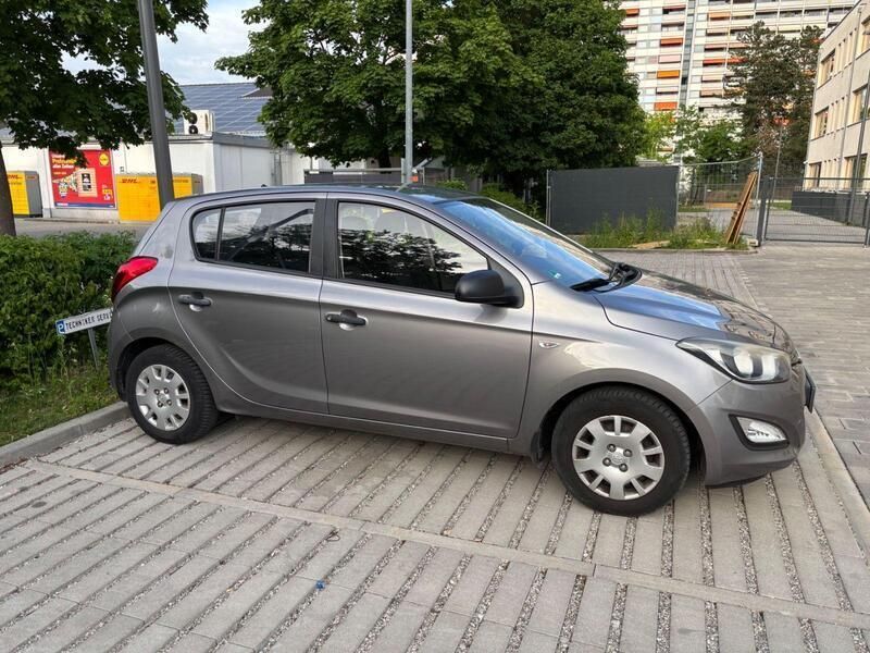 Grau Gebraucht 2013 Hyundai i20 Classic Kleinwagen | 3.850 € (Fairer Preis) - Bild 1/4