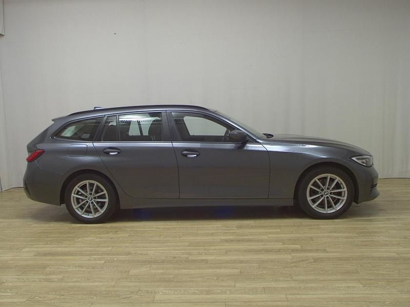 Grau Gebraucht 2021 BMW 320 Advantage Kombi | 18.850 € (Superpreis) - Bild 1/4