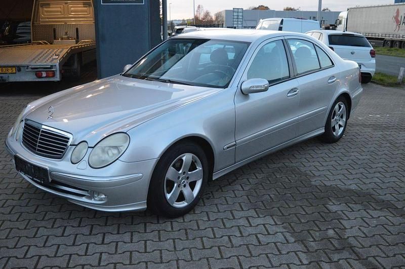 Silber Gebraucht 2004 Mercedes E200 Avantgarde Limousine | 2.450 € (Superpreis) - Bild 1/4