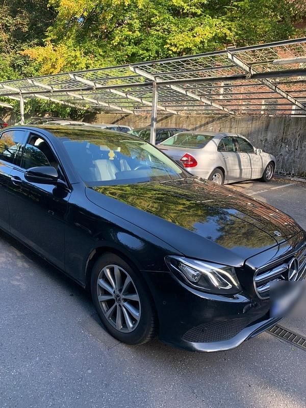 Schwarz Gebraucht 2018 Mercedes E220 Limousine | 23.000 € (Superpreis) - Bild 1/4