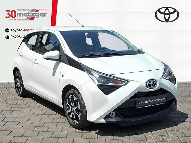 Weiss Gebraucht 2018 Toyota Aygo Connect Style Kleinwagen | 10.220 € (Etwas zu teuer) - Bild 1/4