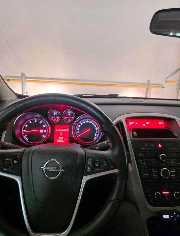 Gebraucht Opel Astra Innovation 101 PS (74 kW) 2012 Limousine