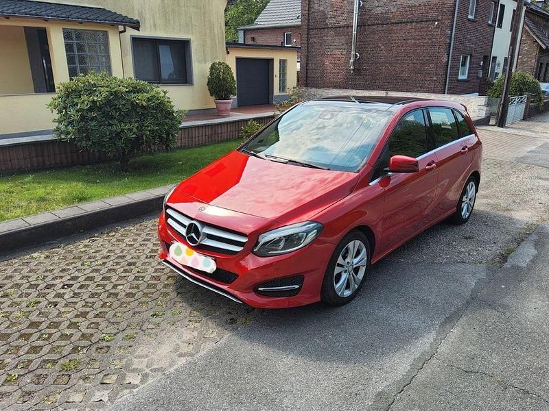 Rot Gebraucht 2016 Mercedes B200 Style Van / Kleinbus | 9.750 € (Guter Preis) - Bild 1/4