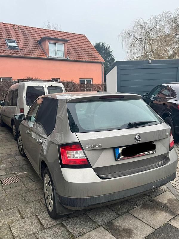 Gebraucht Skoda Fabia 60 PS (44 kW) 2016 Grau Limousine