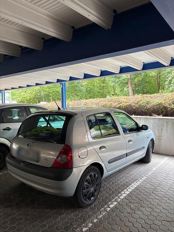 Silber Gebraucht 2002 Renault Clio II Kleinwagen | 1.790 € (Fairer Preis) - Bild 1/4