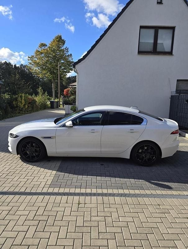 Weiß Gebraucht 2020 Jaguar XE SE Limousine | 24.999 € (Fairer Preis) - Bild 1/4