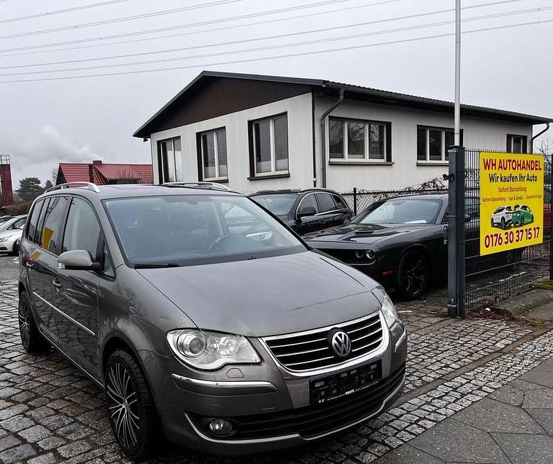 Grau Gebraucht 2008 VW Touran Highline Van / Kleinbus | 6.900 € (Etwas zu teuer) - Bild 1/4