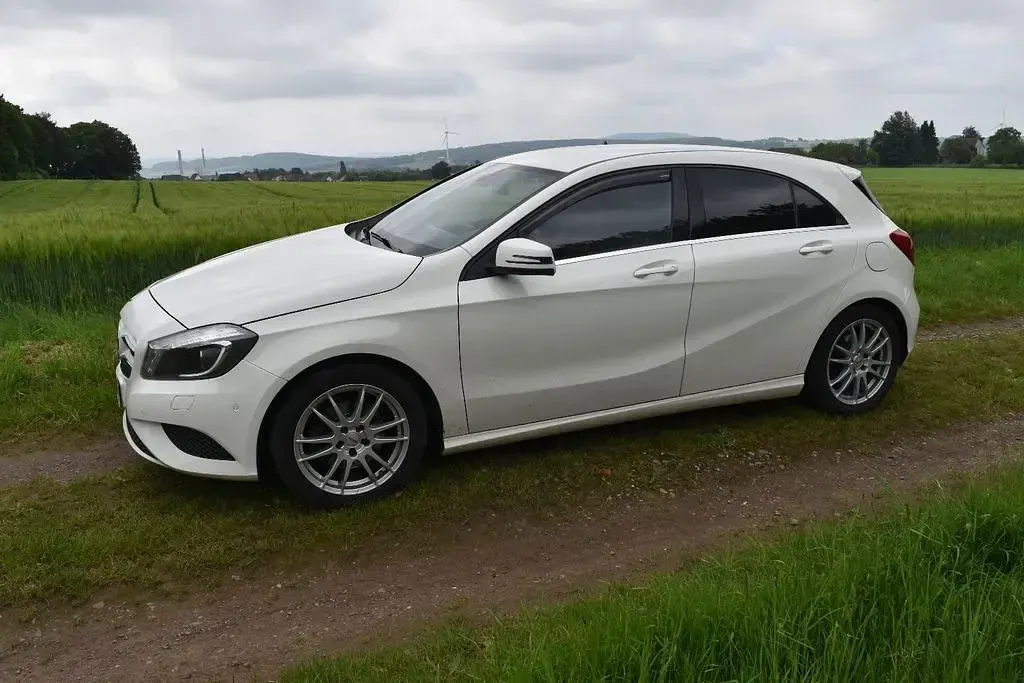 Gebraucht Mercedes A180 122 PS (89 kW) 2015 Weiß Limousine