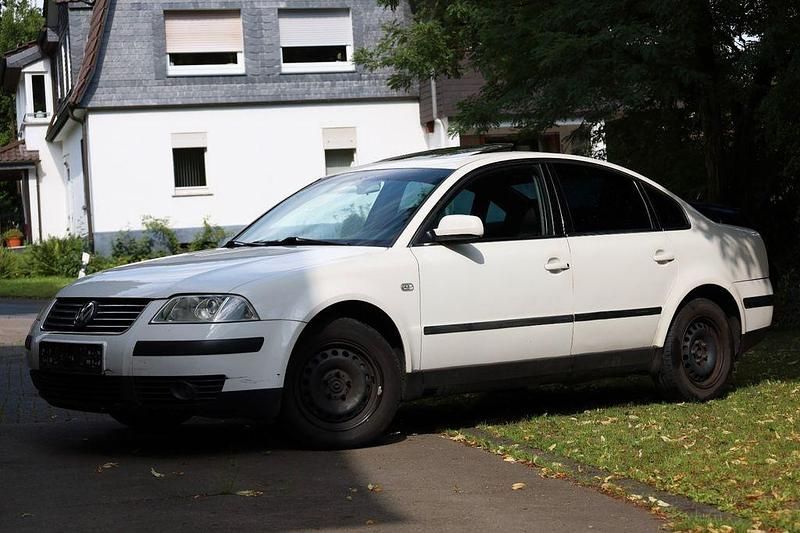 Weiß Gebraucht 2001 VW Passat Basis Limousine | 599 € (Superpreis) - Bild 1/4