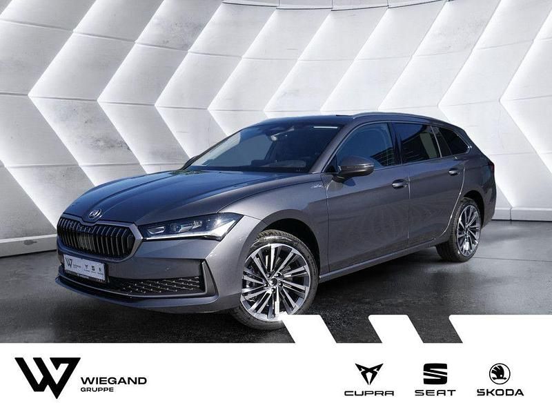 Grau (grau / graphitgrau) Neu 2025 Skoda Superb LAURIN & KLEMENT Kombi | 54.747 € (Etwas zu teuer) - Bild 1/4