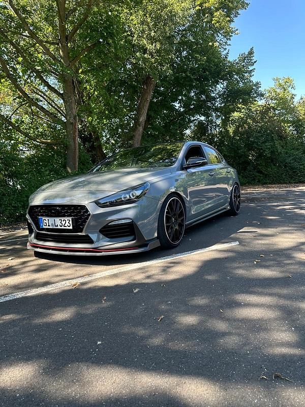 Grau Gebraucht 2019 Hyundai i30 Limousine | 25.200 € (Teuer) - Bild 1/4