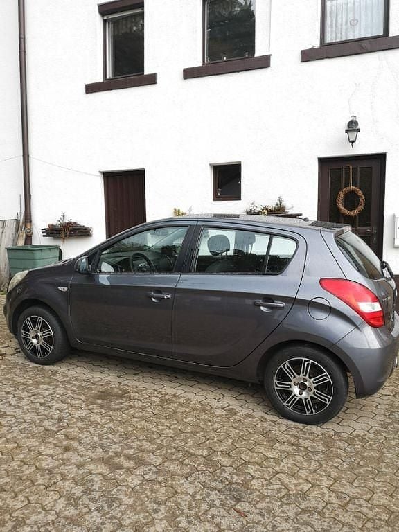 Gebraucht Hyundai i20 Classic 77 PS (56 kW) 2011 Grau Kleinwagen