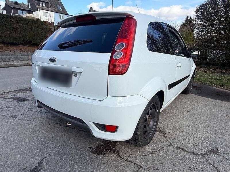 Gebraucht Ford Fiesta 80 PS (58 kW) 2008 Weiß Kleinwagen