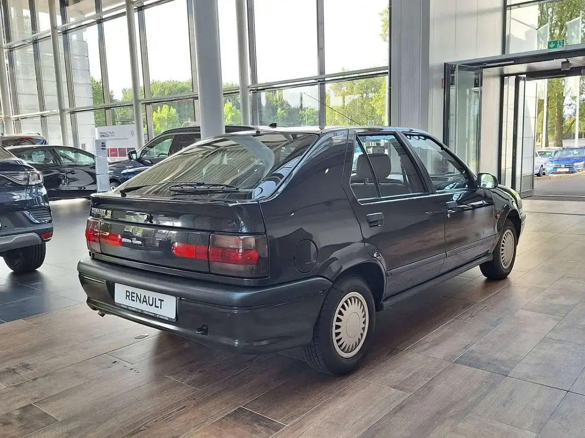 Gebraucht Renault 19 73 PS (53 kW) 1993 Schwarz Limousine