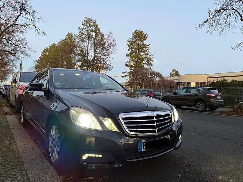 Gebraucht Mercedes E250 Avantgarde 204 PS (150 kW) 2009 Schwarz Limousine