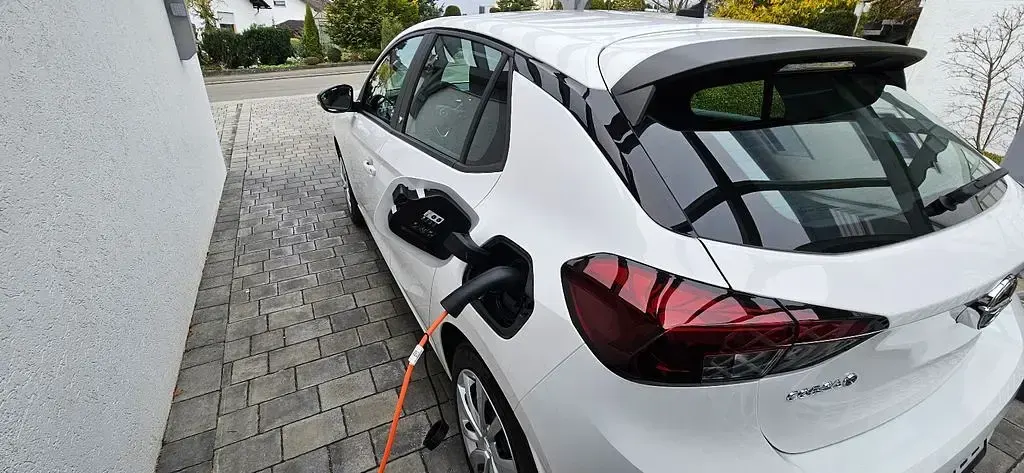 Używany Opel Corsa-e Edition 100 kW (136 KM) 2024 Biały Hatchback