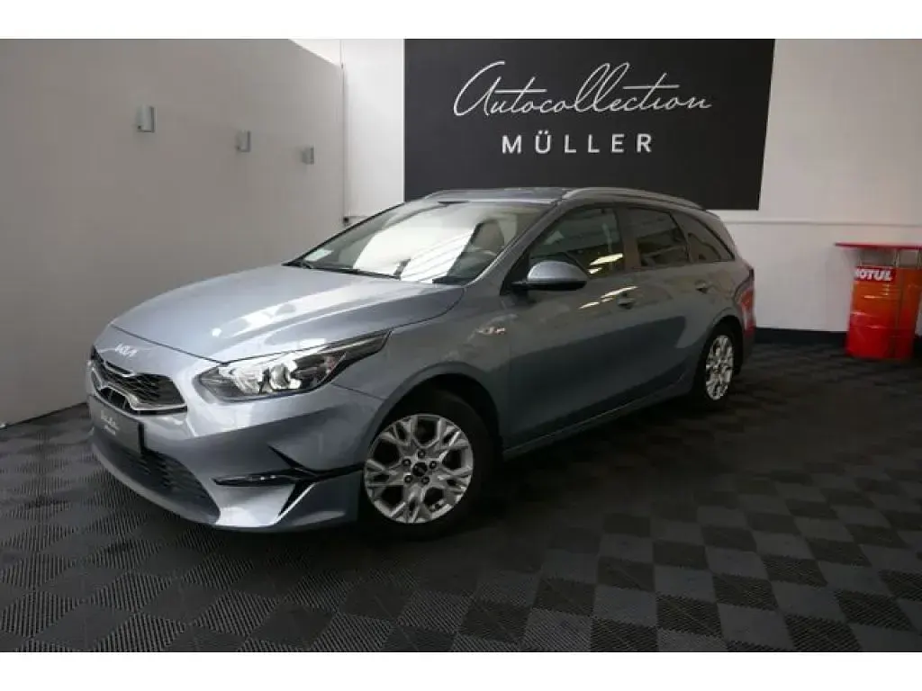 Gebraucht Kia Ceed 160 PS (117 kW) 2023 Lunar silver m (metallic) Kleinwagen