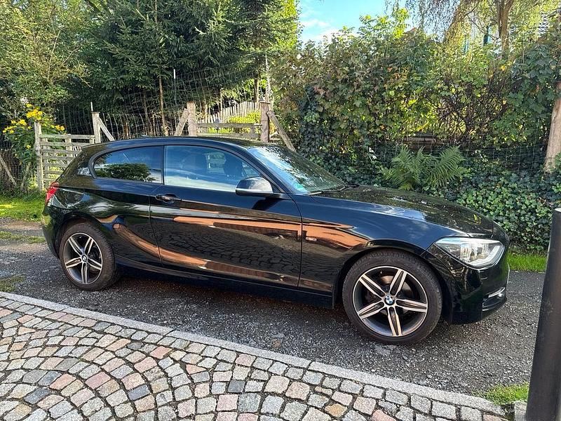 Schwarz Gebraucht 2014 BMW 116 Sport Line Kleinwagen | 11.890 € (Etwas zu teuer) - Bild 1/4