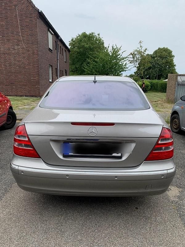 Grau Gebraucht 2003 Mercedes E320 Elegance Limousine | 4.199 € (Guter Preis) - Bild 1/4