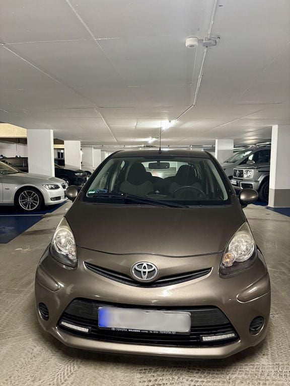 Gebraucht Toyota Aygo 68 PS (50 kW) 2014 Braun Kleinwagen