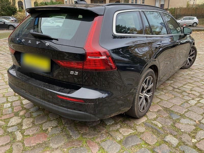 Gebraucht Volvo V60 Core 163 PS (119 kW) 2023 Schwarz Kombi