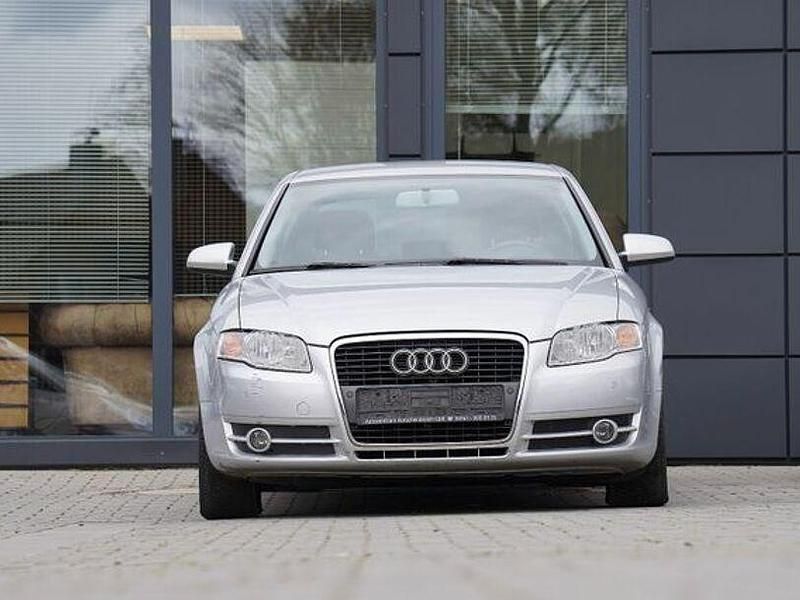 Gebraucht Audi A4 Comfort 131 PS (96 kW) 2006 Silbersee/lichtsilber Limousine