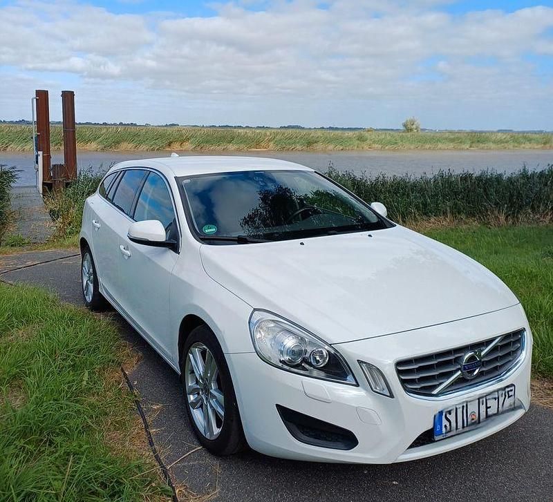 Weiß Gebraucht 2012 Volvo V60 Momentum Kombi | 9.000 € (Etwas zu teuer) - Bild 1/4